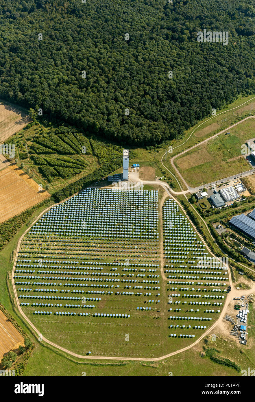 Solarthermisches Kraftwerk mit Solarturm Jülich, Jülich, Niederrhein, Nordrhein-Westfalen, Deutschland, Europa Stockfoto