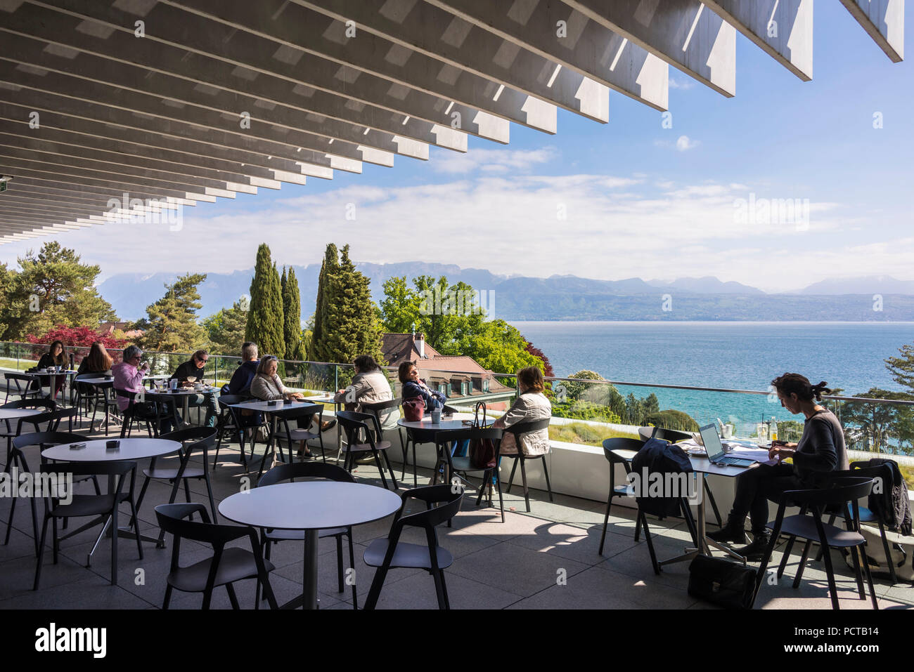 Cafe im Olympischen Museum "Le Musée Olympique" mit Blick auf den Genfer  See, Quai d'Ouchy, Lausanne, Kanton Waadt, West Switzerland, Schweiz  Stockfotografie - Alamy