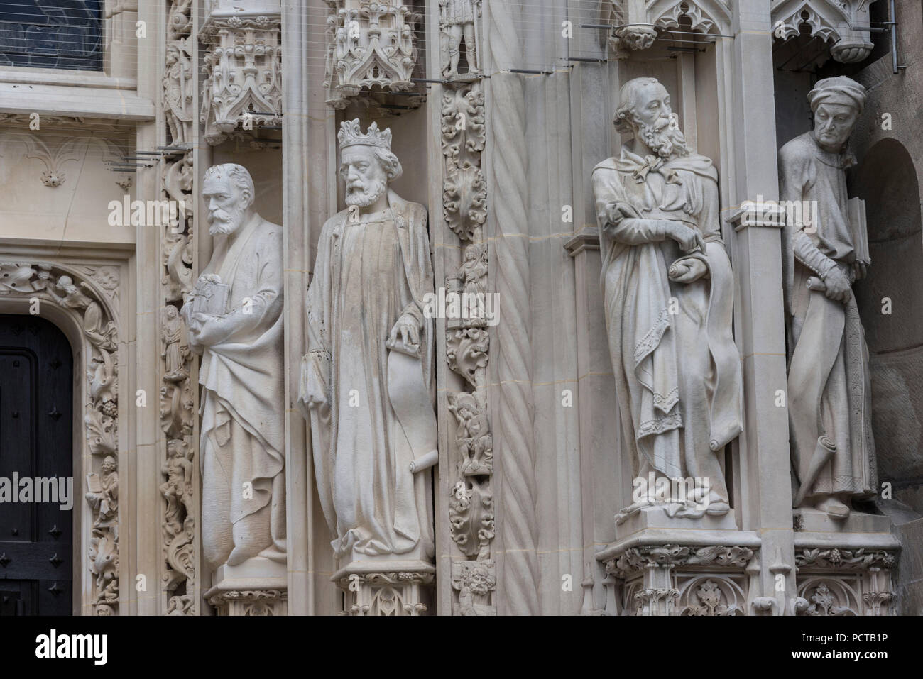 Heiligen Figuren am Westportal, die Kathedrale Notre Dame, Lausanne, Kanton  Waadt, West Switzerland, Schweiz Stockfotografie - Alamy