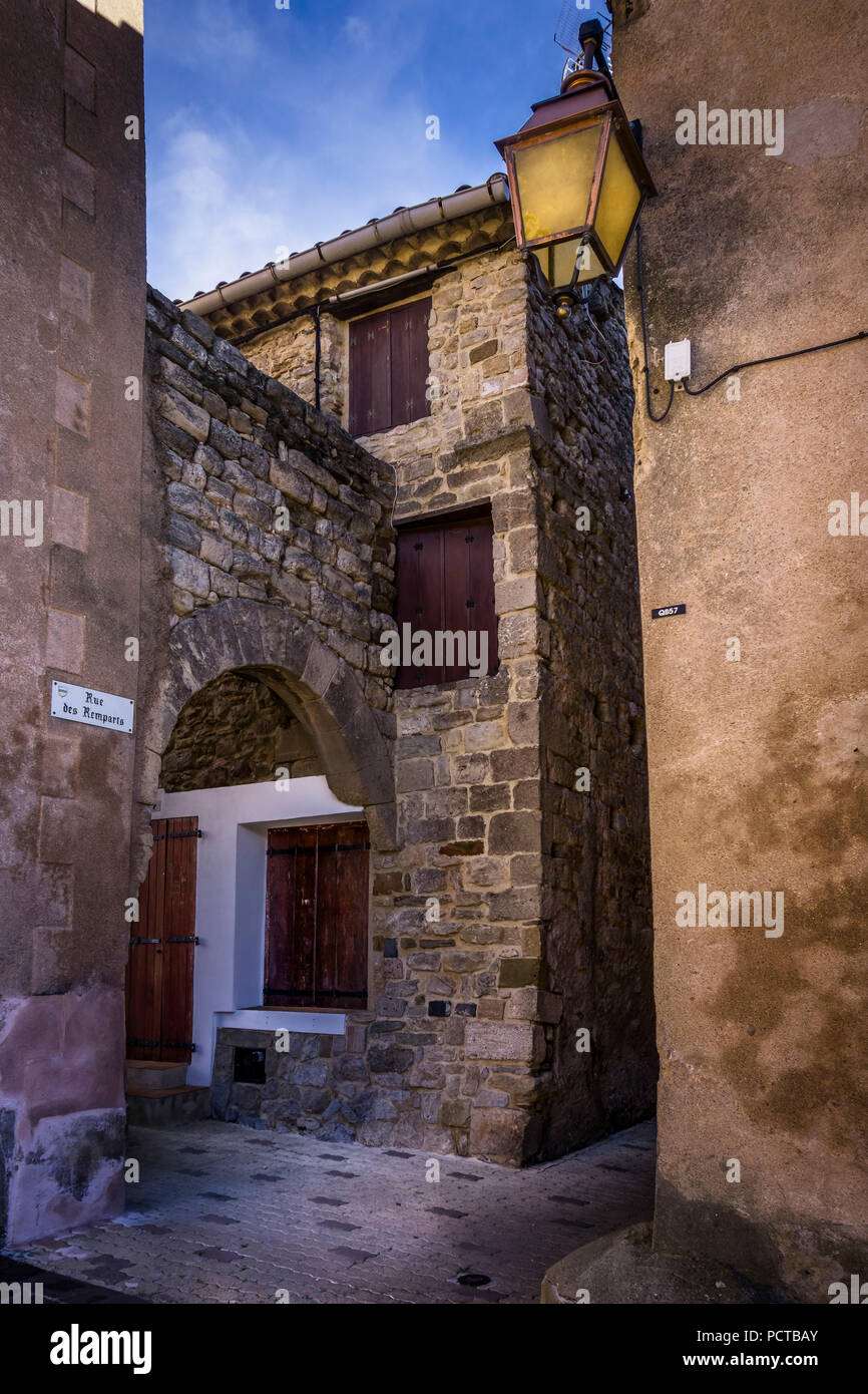 Steinbogen in den Eingang zum alten Dorf Ouveillan Stockfoto