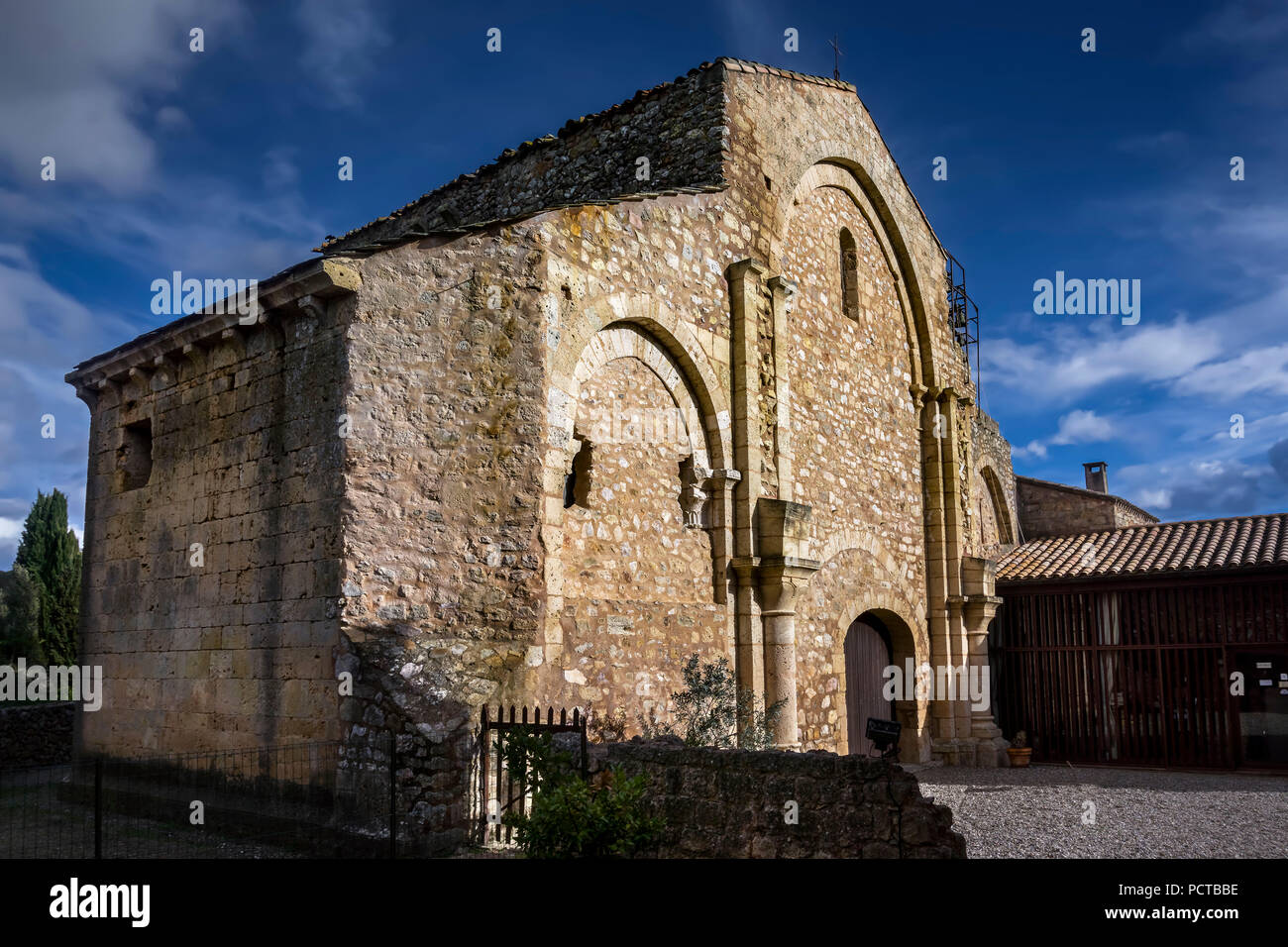 Abtei des Prämonstratenserordens Fontcaude, Es ist eine Etappe auf dem Jakobsweg und das letzte Beispiel romanischer Architektur in der Region Stockfoto