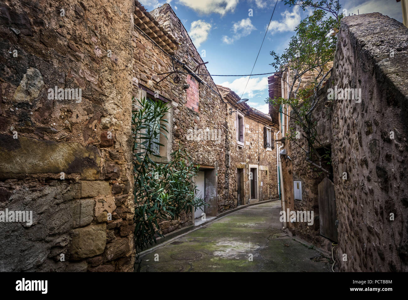 Gasse mit Häusern aus Stein in der Ortsmitte von Cébazan Stockfoto