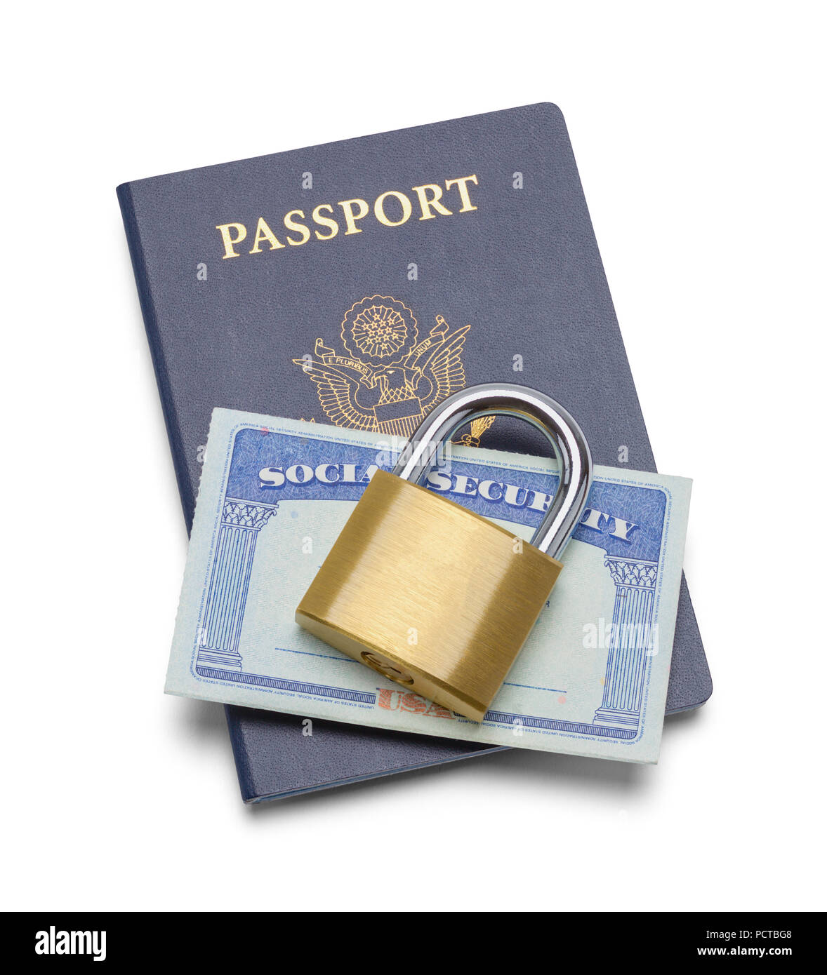Reisepass mit Social Security Card und Lock isoliert auf Weiss. Stockfoto