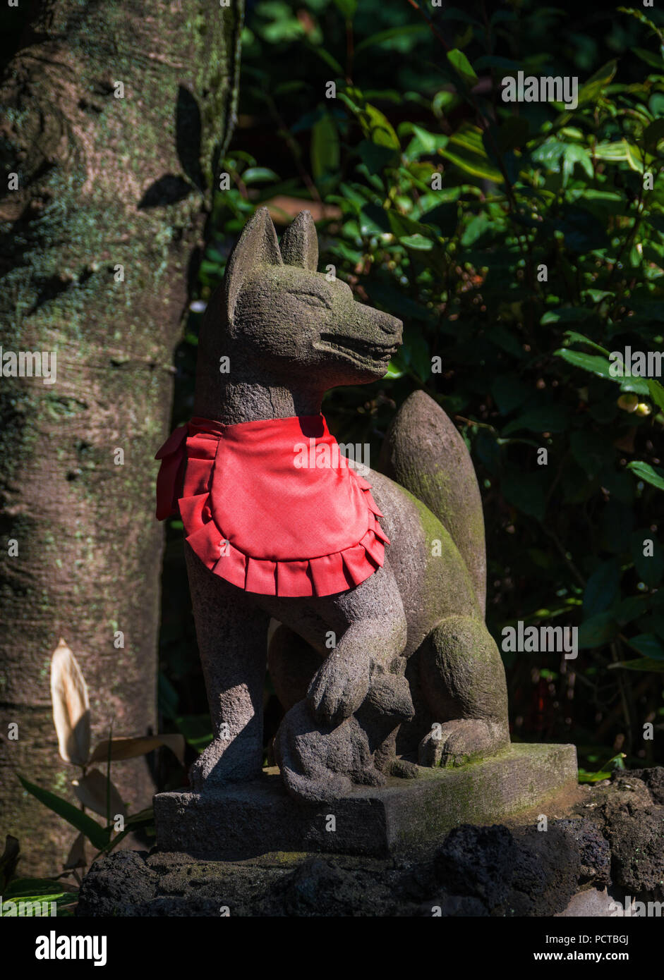 Kitsune Statuette in der Nähe ein Shinto Schrein. Eine übernatürliche Fuchs in alten japanee Legenden und Märchen Stockfoto