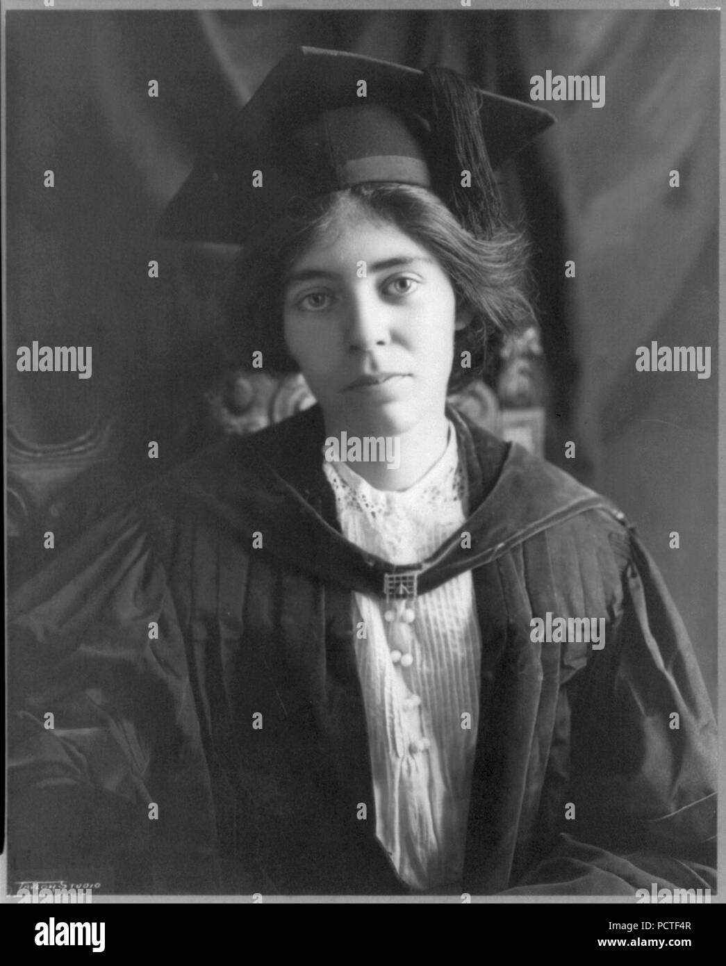 Alice Paul, Kopf und Schultern hoch, nach links, in der akademischen Roben Stockfoto