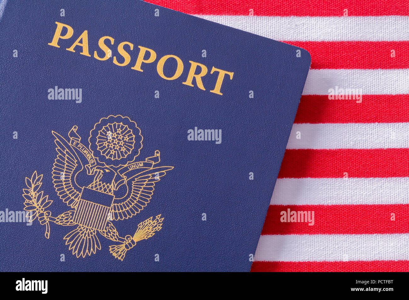 Amerikanischen Pass in der Nähe von USA-Flagge. Stockfoto