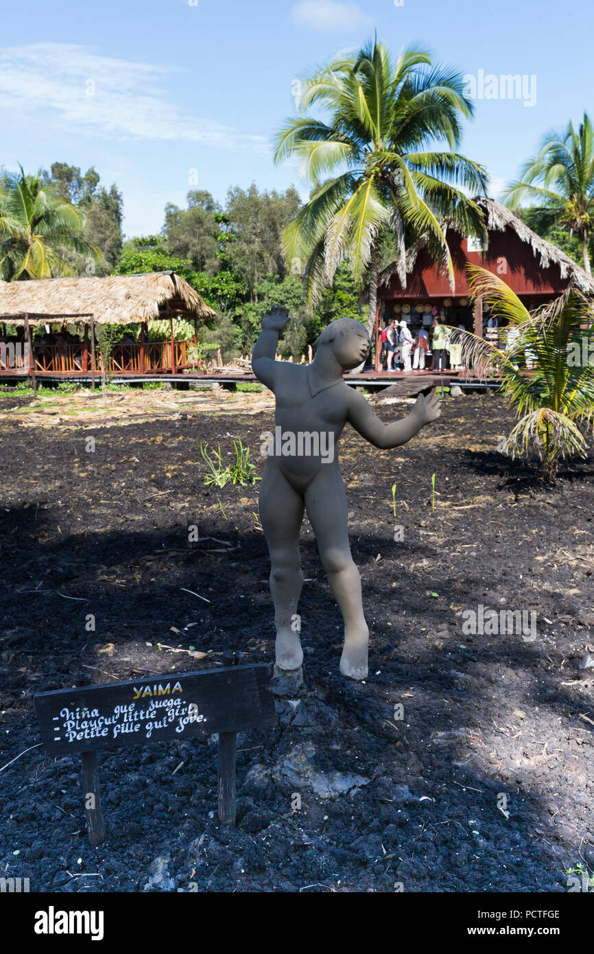 Abbildung eines kleinen Mädchens, rekonstruierte Taino Indian Village, Feuchtgebiete, Lago del Tresoro, Guamá, Matanzas, Zapata Halbinsel, Kuba Stockfoto