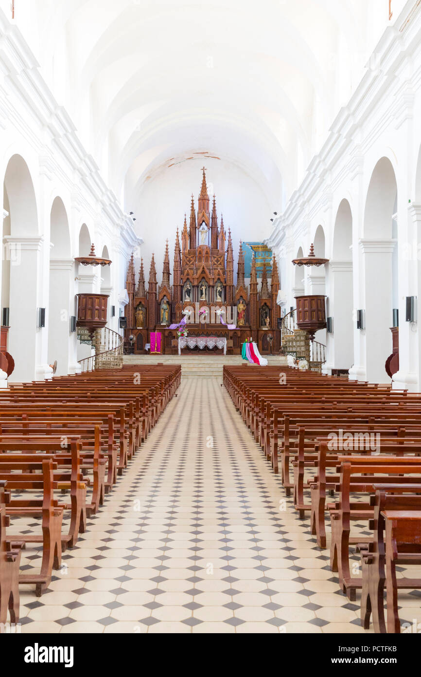 Gotische Altar der 18 verschiedenen Hölzern, Iglesia de la: Iglesia de Santisima Trinidad, Kirche der Heiligen Dreifaltigkeit, erbaut 1884-1892, Trinidad, Sancti Spiritus, Kuba, Republik Kuba, Großen Antillen, Karibik Stockfoto