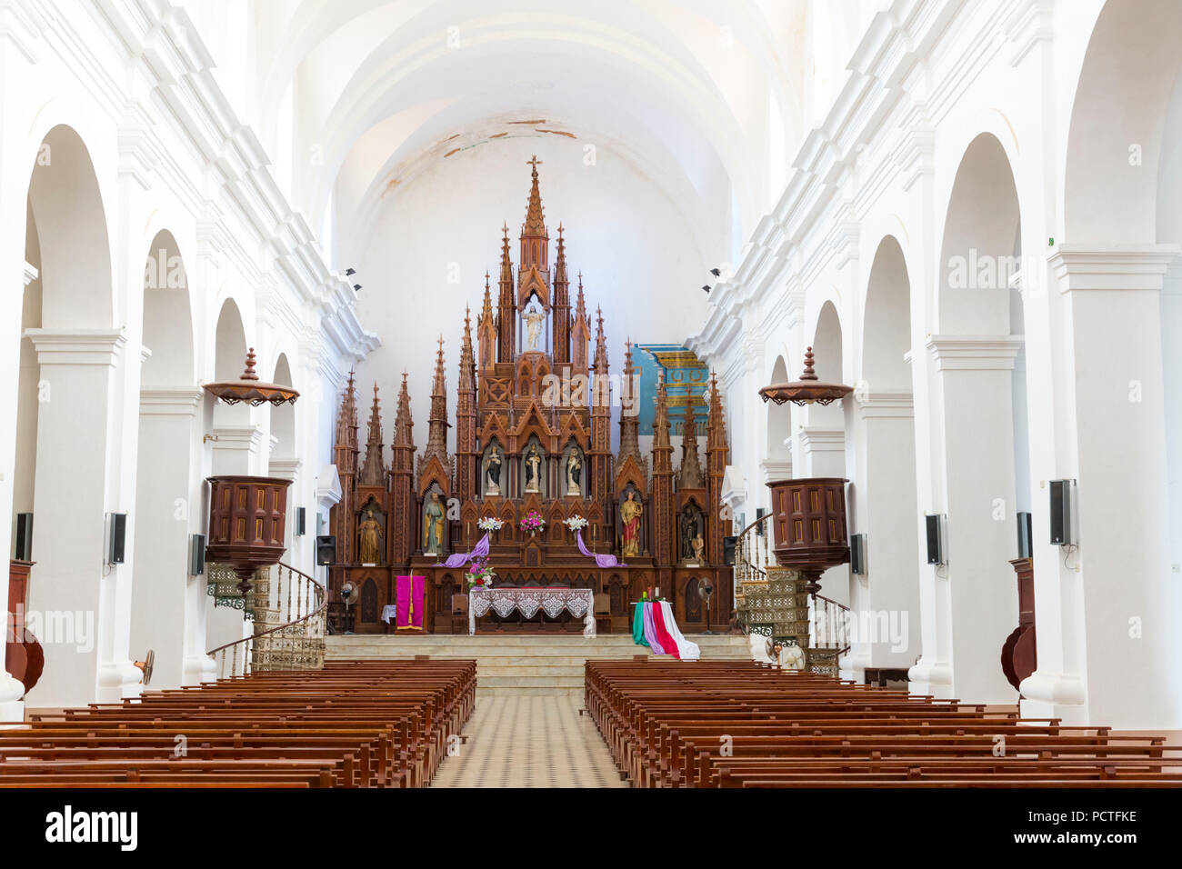 Gotische Altar der 18 verschiedenen Hölzern, Iglesia de la: Iglesia de Santisima Trinidad, Kirche der Heiligen Dreifaltigkeit, erbaut 1884-1892, Trinidad, Sancti Spiritus, Kuba, Republik Kuba, Großen Antillen, Karibik Stockfoto