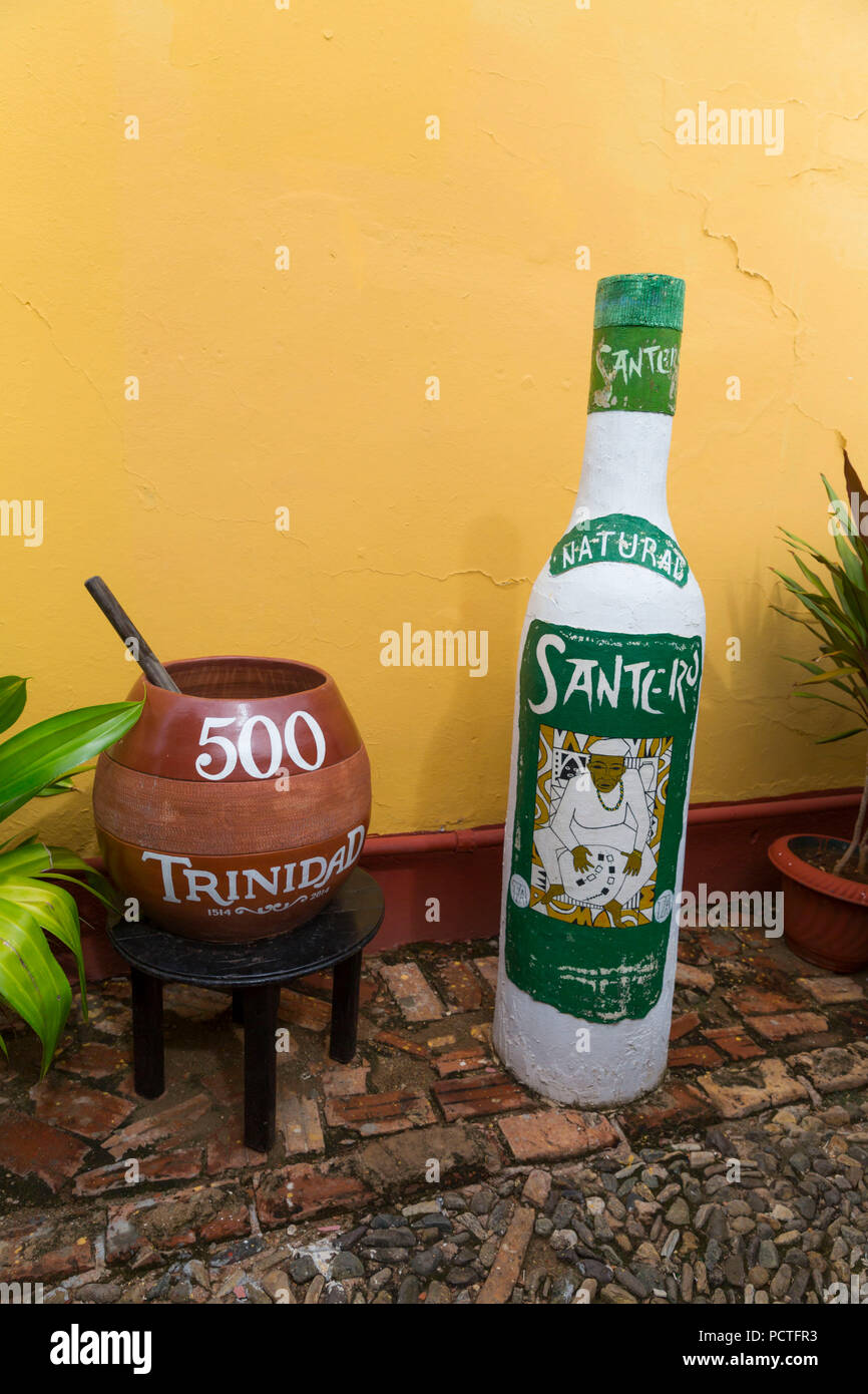 Übergroße rum Tasse und Rumflasche, Replikat, La Canchanchara, Santero rum Pub, Trinidad, Sancti Spiritus, Kuba, Republik Kuba, Großen Antillen, Karibik Stockfoto