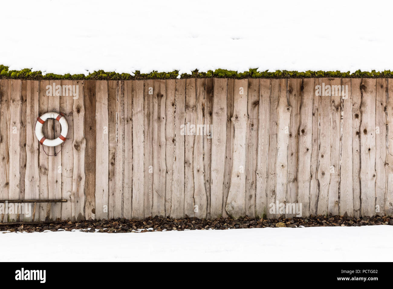 Schuppen, Rettungsring auf Holz Wand, schnee, winter Stockfoto