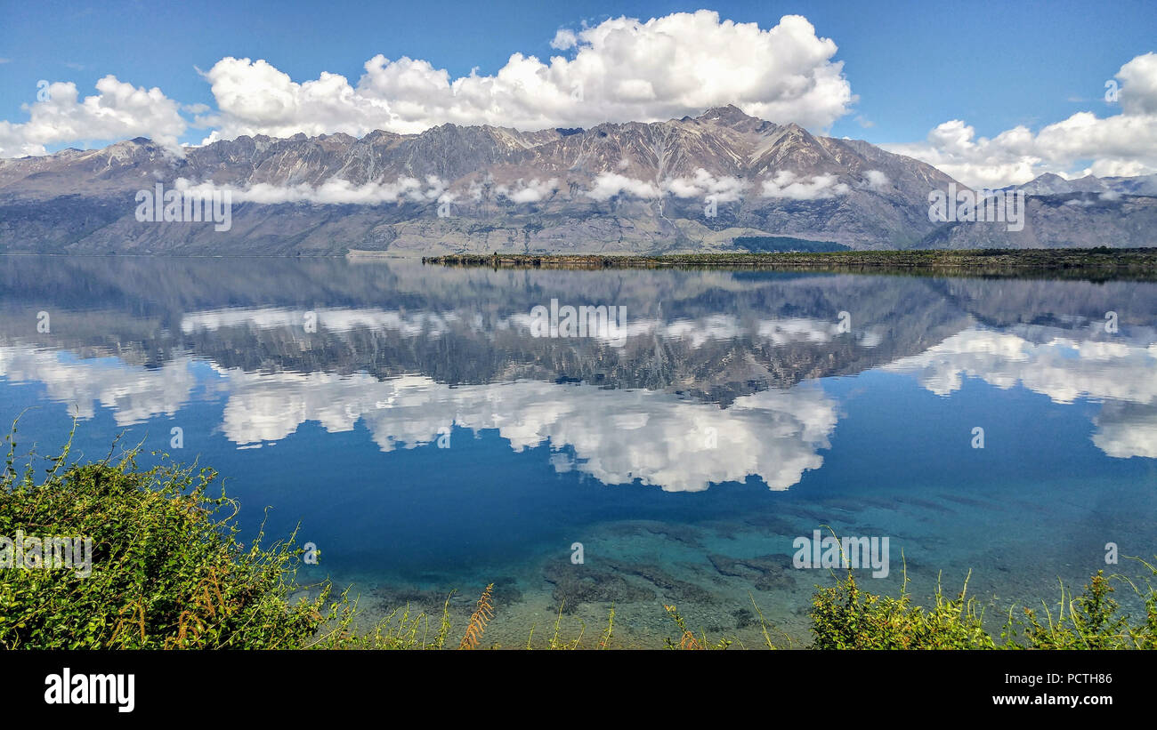 Neuseeland, die Berge im Wasser spiegeln Stockfoto