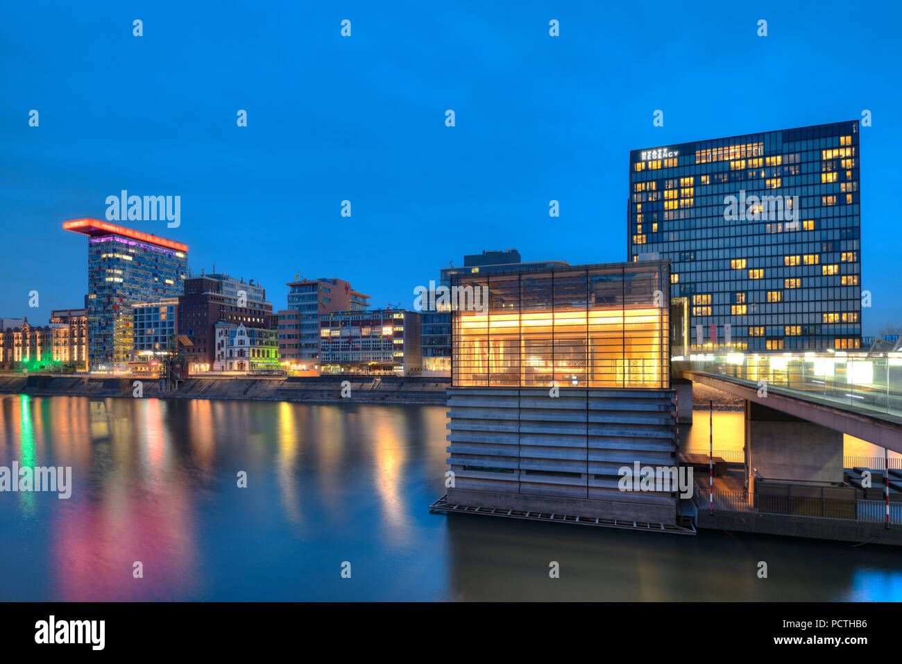 Skyline am Medienharbor, Dämmerung, blaue Stunde, Düsseldorf, Nordrhein-Westfalen, Deutschland Stockfoto