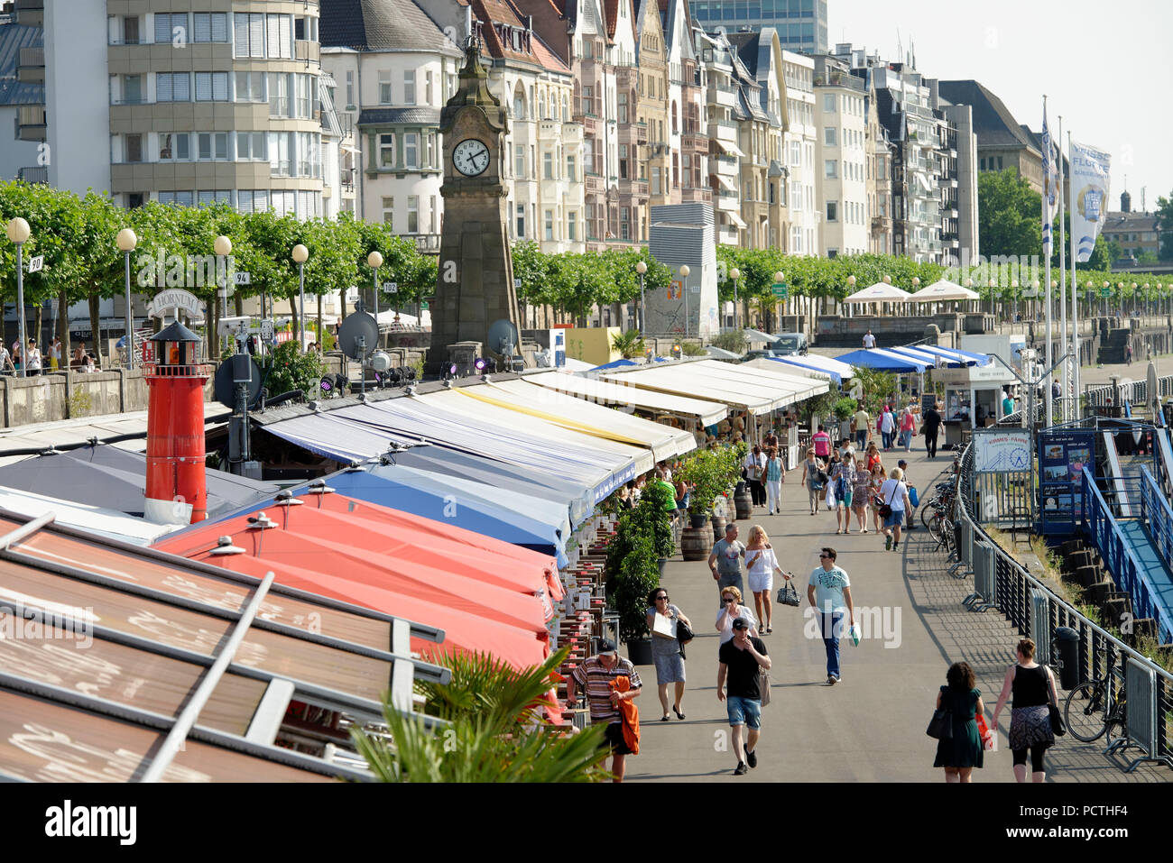Restaurants am Ufer des Flusses Rhein mit Pegelanzeige in Düsseldorf ...