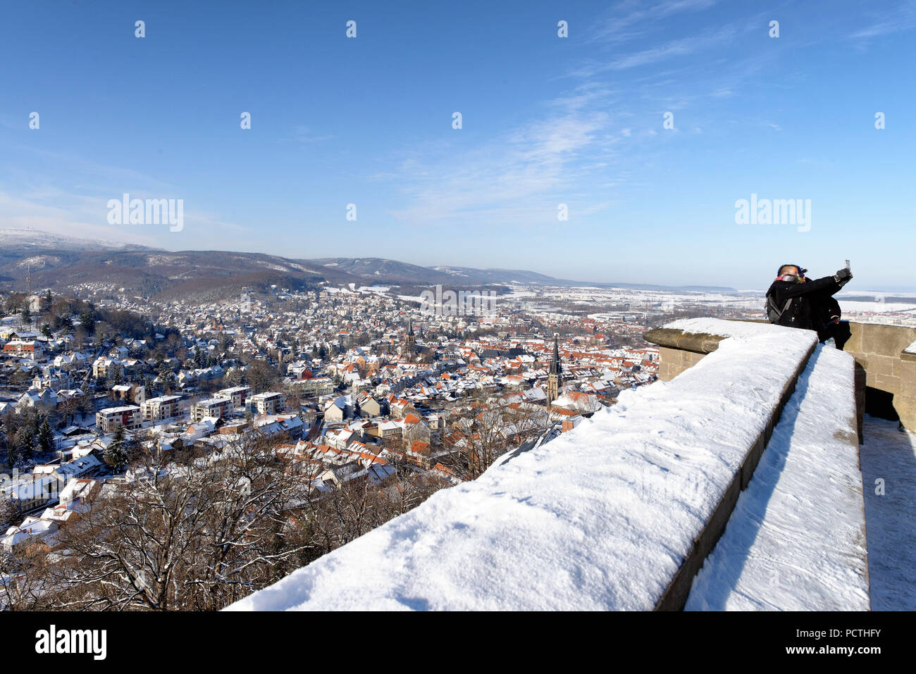 Touristen mit Blick von der Terrasse auf das Schloss Wernigerode, Harz, Sachsen-Anhalt, Deutschland Stockfoto