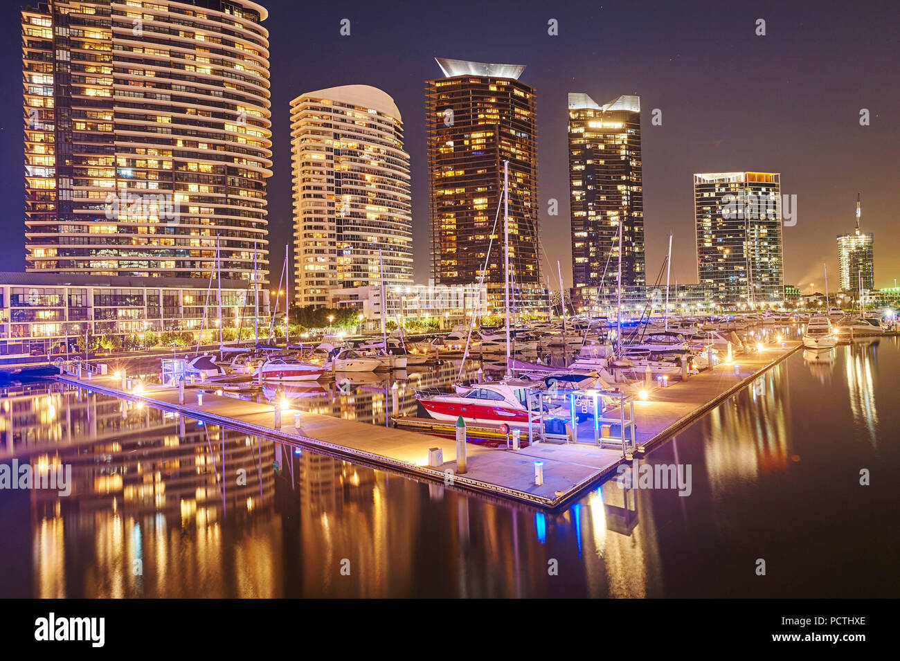 Yachten im Hafen, auf dem Land, in den Docklands, Waterfront, Apartments, Melbourne, Victoria, Australien, Ozeanien Stockfoto