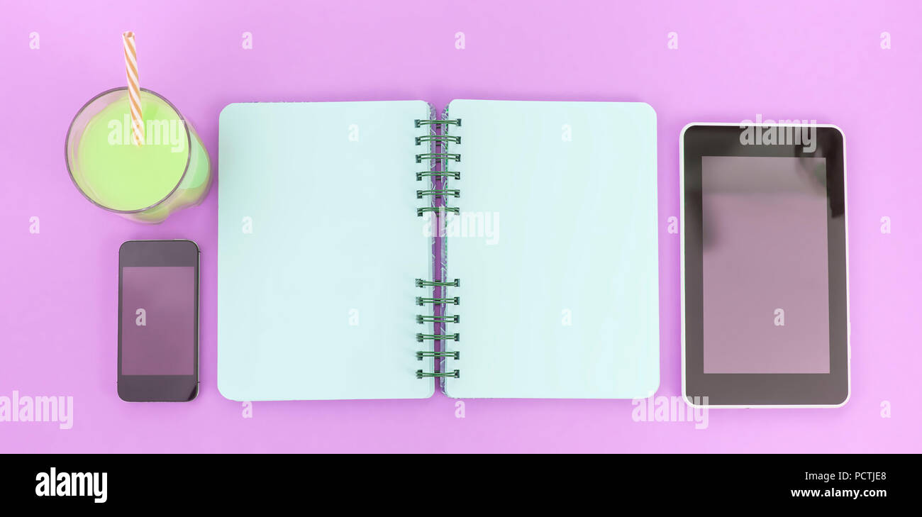 Aufgedeckt Notepad saubere Seiten für das Schreiben von Glas cocktail Glas Rohr Mobiltelefon tablet Gadget auf lila Hintergrund. Ansicht von oben flach Stockfoto