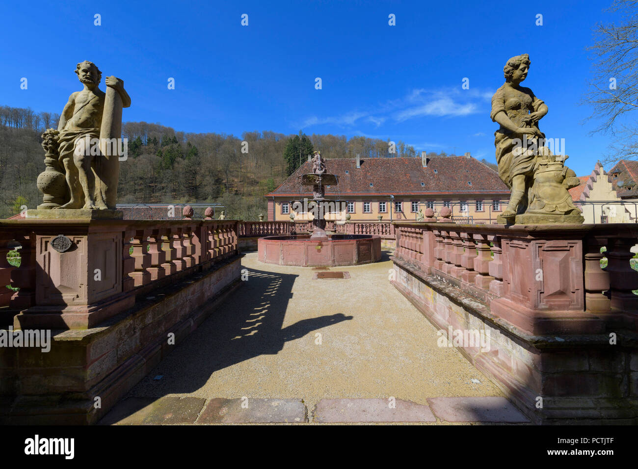 Stein Figur in Convent Garden, Kloster Bronnbach, Wertheim, Taubertal, Tauberfranken, Main-Tauber-Kreis, Baden-Württemberg, Deutschland Stockfoto
