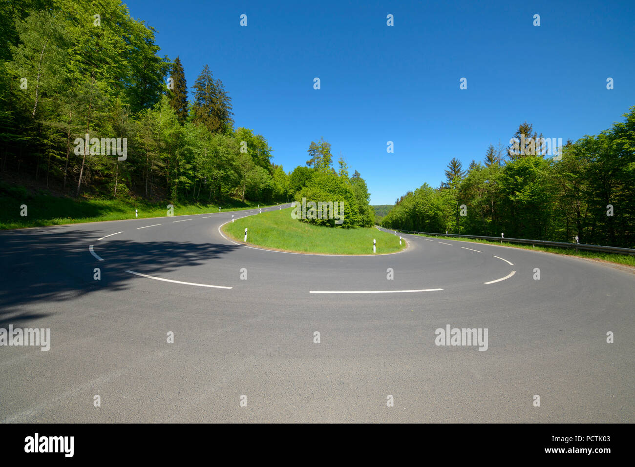 Haarnadelkurve im Frühjahr, Guggenberg, Barth, Miltenberg, Miltenberg, Bayern, Deutschland Stockfoto