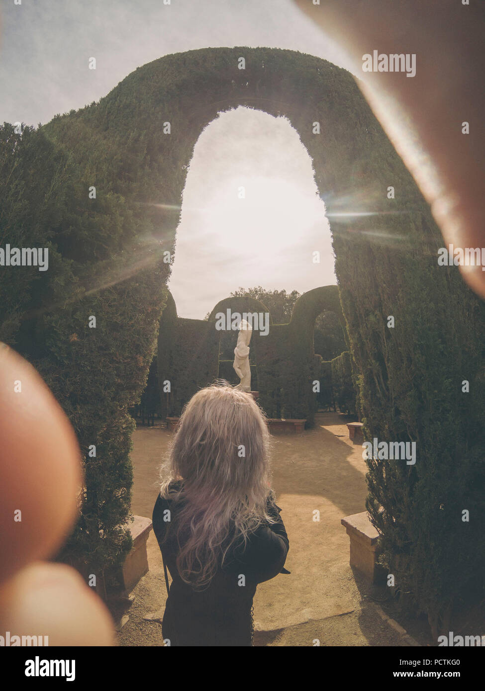 Weißes Haar Frau ein Bild in der Barcelona horta Labyrinth Stockfoto