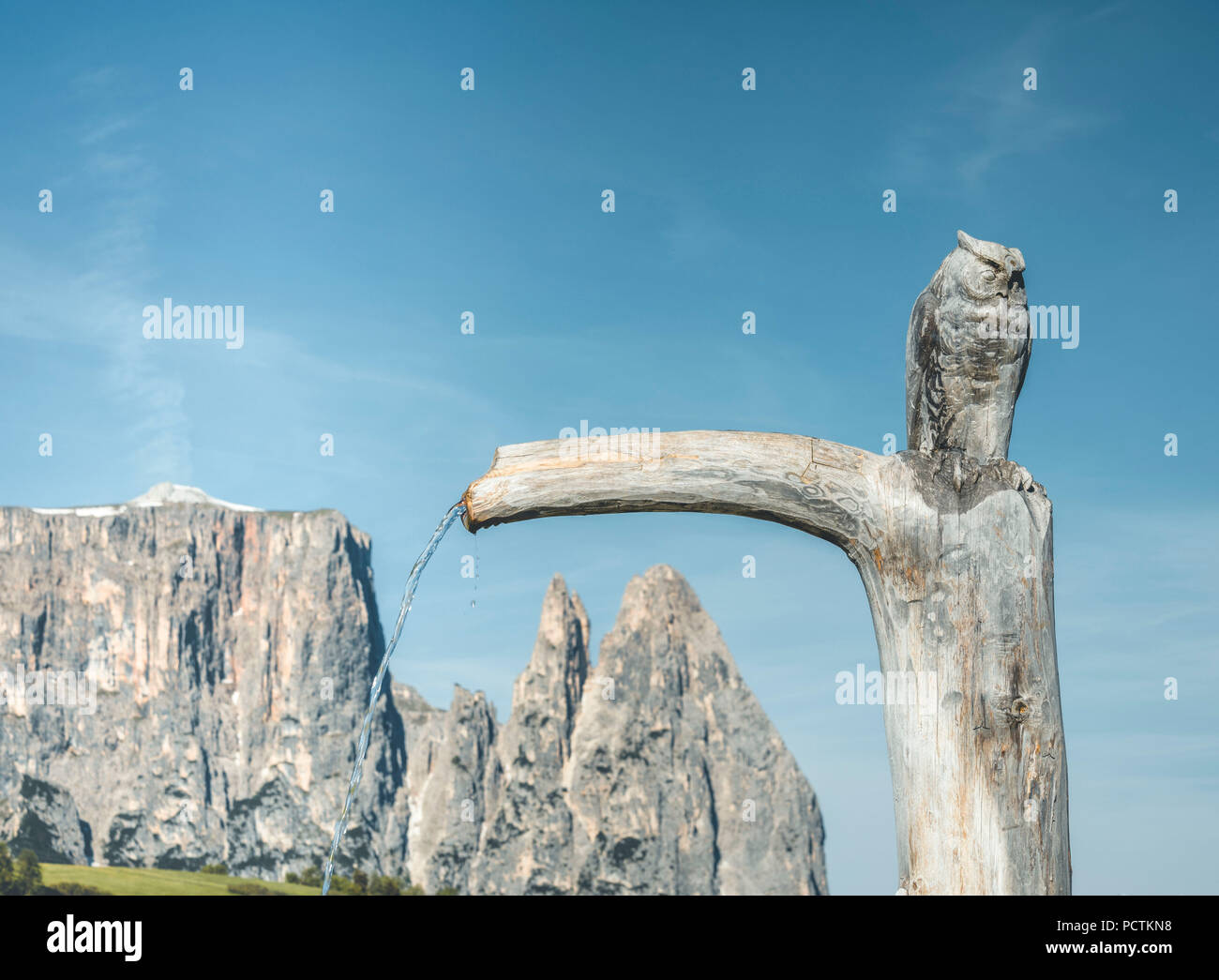 Europa, Italien, Bozen, Südtirol, Seiser Alm - Seiser Alm. Urige Hütten auf der Seiser Alm, im Hintergrund der Schlern, Dolomiten Stockfoto