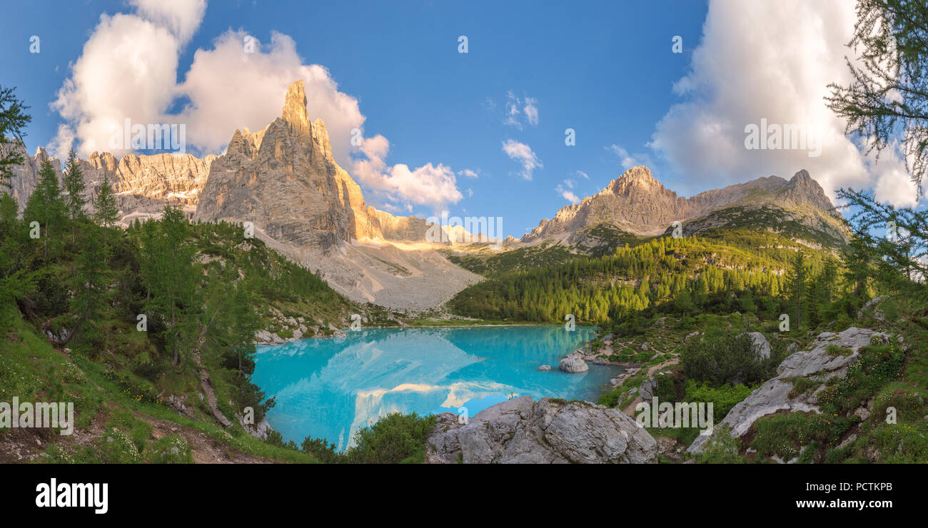 Das türkisfarbene Wasser des Sorapiss See und dem Berg Dito di Dio (Finger Gottes), Dolomiten, Cortina d'Ampezzo, Belluno, Venetien, Italien Stockfoto