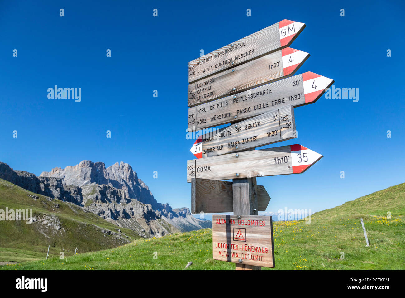 Wegweiser Tische an der Poma pass/Kreuzkofeljoch mit dem Bergmassiv Geisler/Geisler im Hintergrund, Naturpark Puez-Geisler, Dolomiten, Bozen, Südtirol, Italien Stockfoto