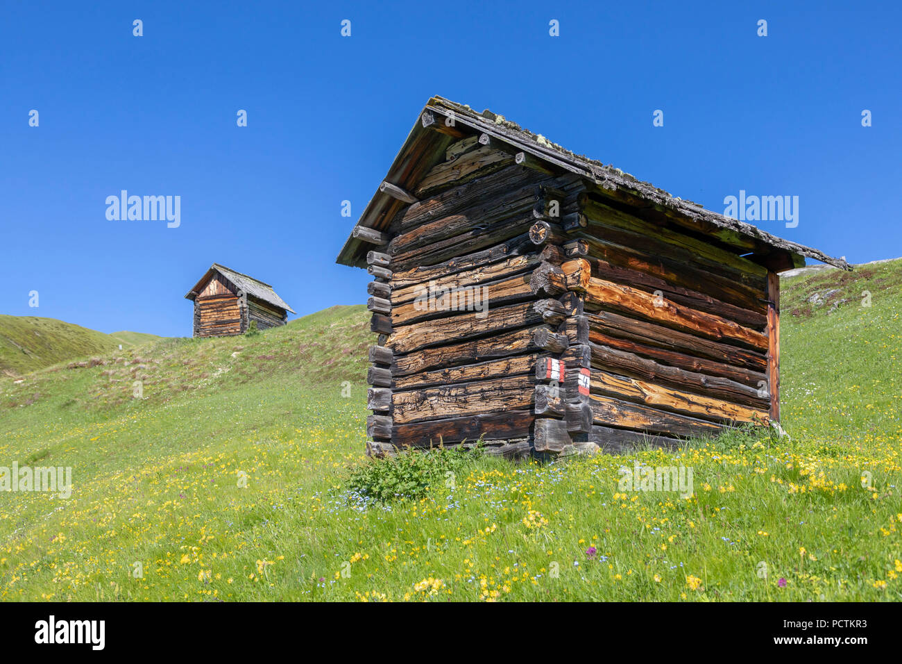 Alte Holzhütten mit dem alten System Blockbau, Naturpark Puez-Geisler, Dolomiten, San Martin de Tor, Bozen, Südtirol, Italien Stockfoto