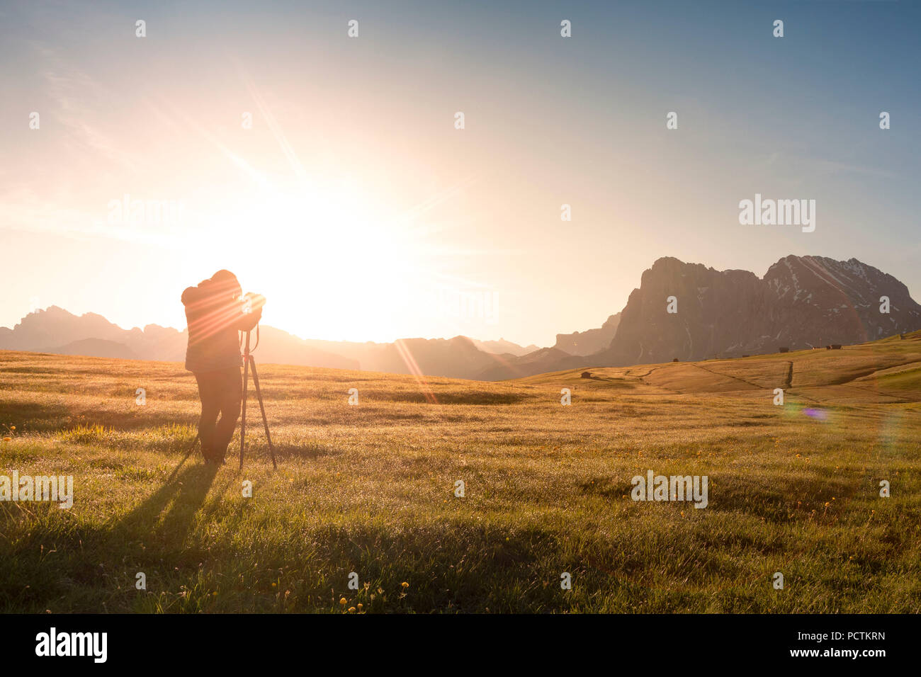 Europa, Italien, Bozen, Südtirol, Seiser Alm - Seiser Alm, Dolomiten, Landscape Photographer in Silhouette bei Sonnenaufgang mit langkofel Langkofel im Hintergrund Stockfoto