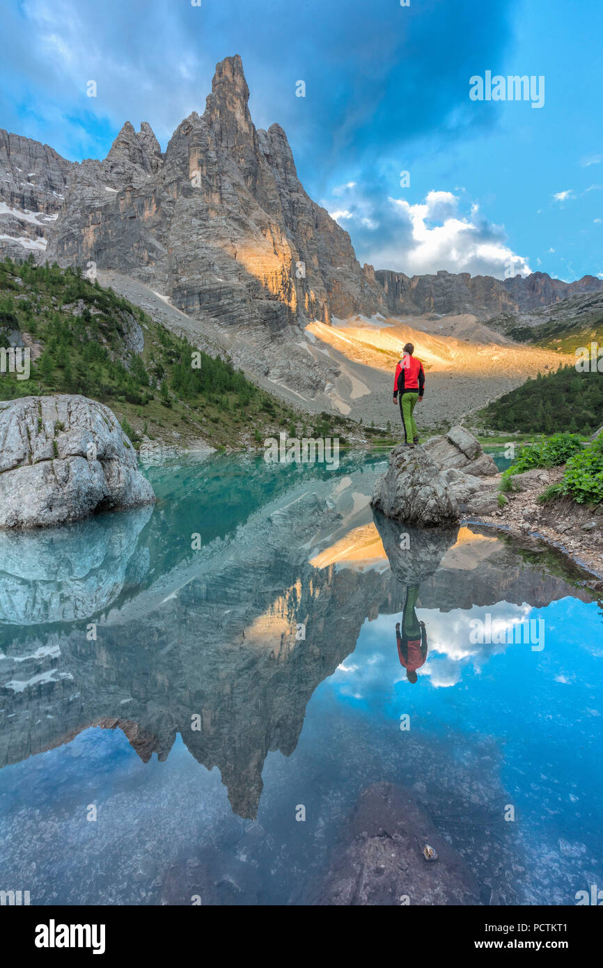 Dito di Dio (Finger Gottes) im türkisfarbenen Wasser des Sorapiss See, Dolomiten wider, Cortina d'Ampezzo, Belluno, Venetien, Italien Stockfoto