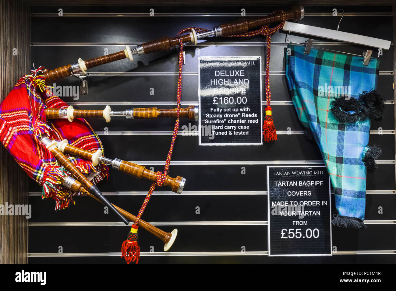 Großbritannien, Schottland, Edinburgh, der Royal Mile, der Tartan Weberei Store, Dudelsack Stockfoto