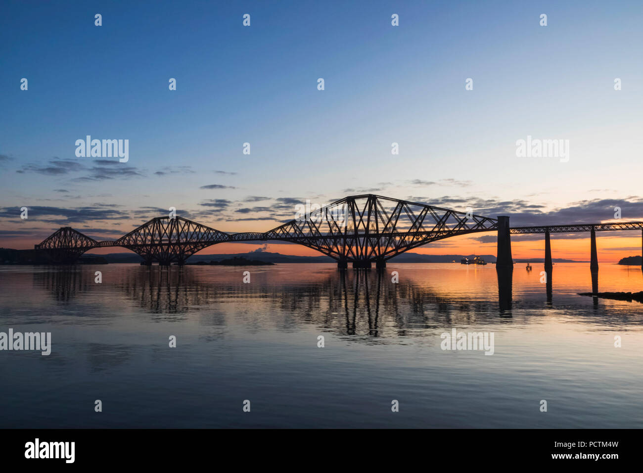 Großbritannien, Schottland, Edinburgh, South Queensferry, die Forth Bridge in der Morgendämmerung Stockfoto