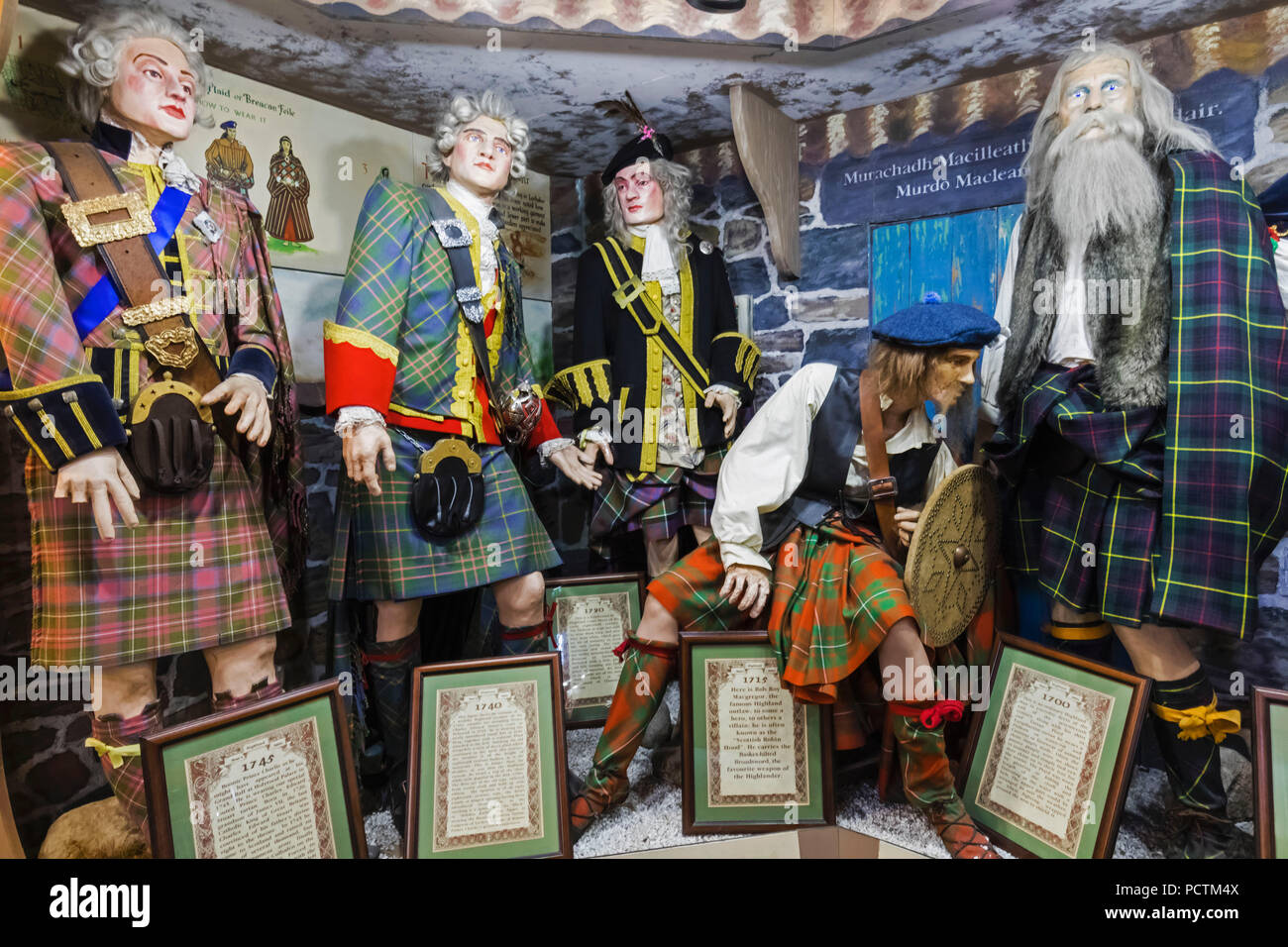 Großbritannien, Schottland, Edinburgh, der Royal Mile, der Tartan Weberei Speichern, Anzeigen von historischen Clans Kostüme Stockfoto