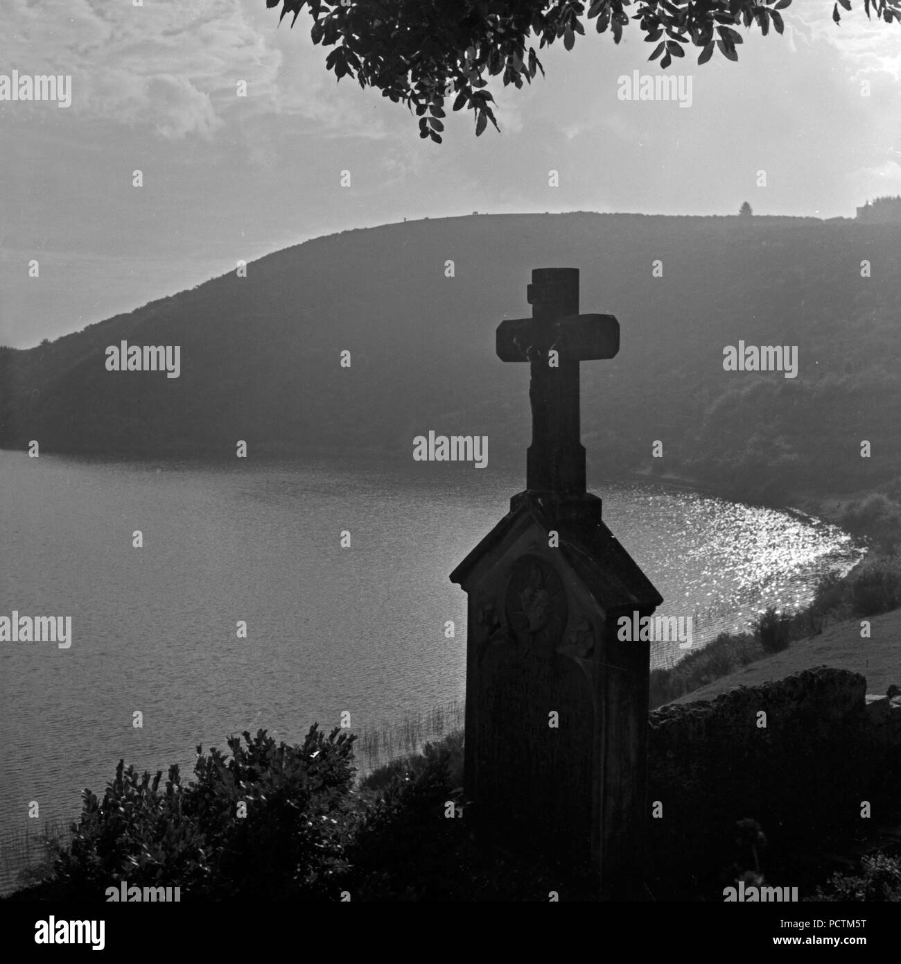 Grabstein mit Blick auf totenmaar Maar am Weinfeld in der Nähe von Daun in der Eifel, Deutschland 1930. Stockfoto