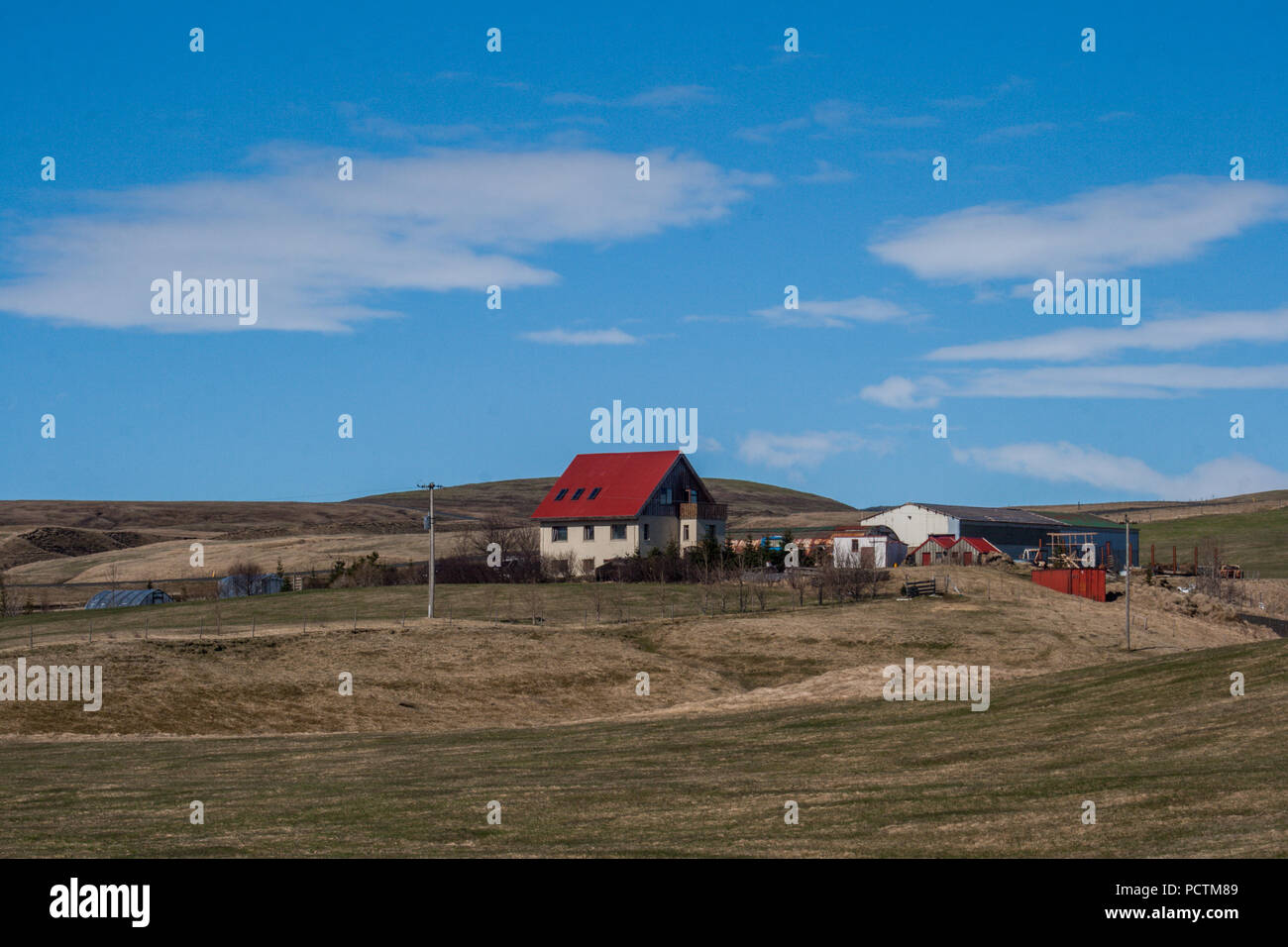 Kirche im alten Stil auf Island Landschaft Hintergrund. Weißes Gebäude mit rotem Dach auf wolkenbedecktem Himmel Stockfoto