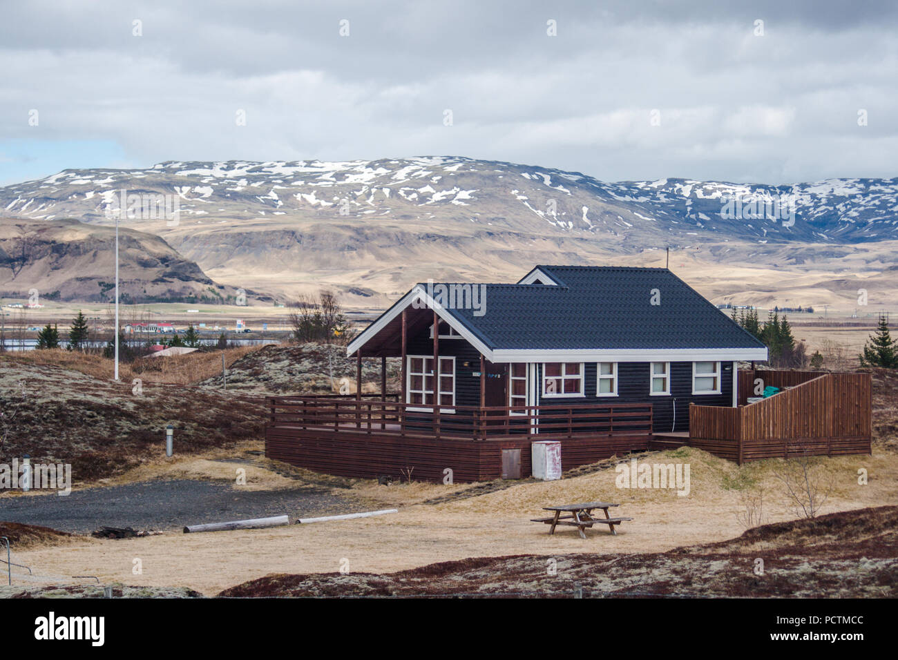 Ferienhaus im skandinavischen Stil in Island. Schöner Landschaftshintergrund Stockfoto