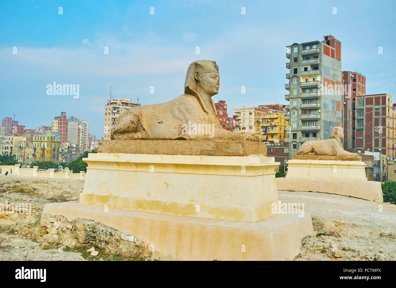 Die großen Statuen von sphingen schmücken die Amoud Al Sawari archäologische Stätte, Alexandria, Ägypten. Stockfoto