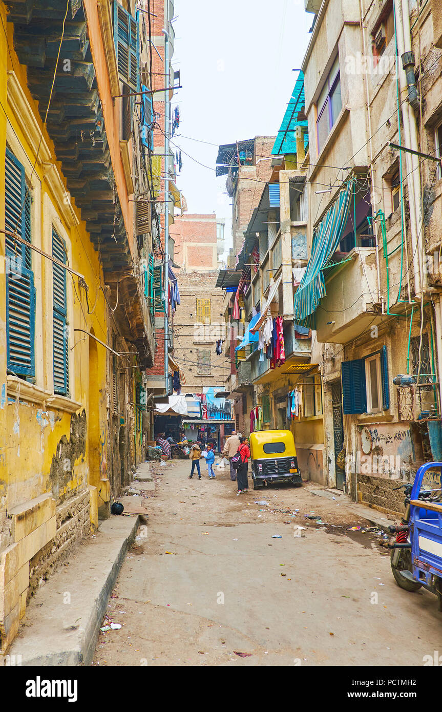 ALEXANDRIA, Ägypten - Dezember 18, 2017: Der shanty Häuser in engen Seitenstraße der Karmouz Bezirk - die alte Stadt mit Slums und Armenviertel Stockfoto