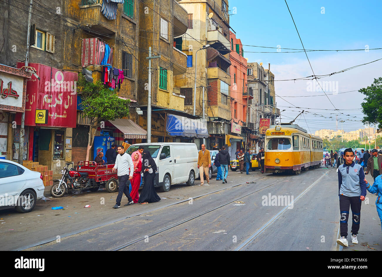 ALEXANDRIA, Ägypten - Dezember 18, 2017: Die Vintage gelb Straßenbahn von Al Madina Linie Antriebe entlang der überfüllten Sharif Avenue, am 18. Dezember in Alexandria. Stockfoto