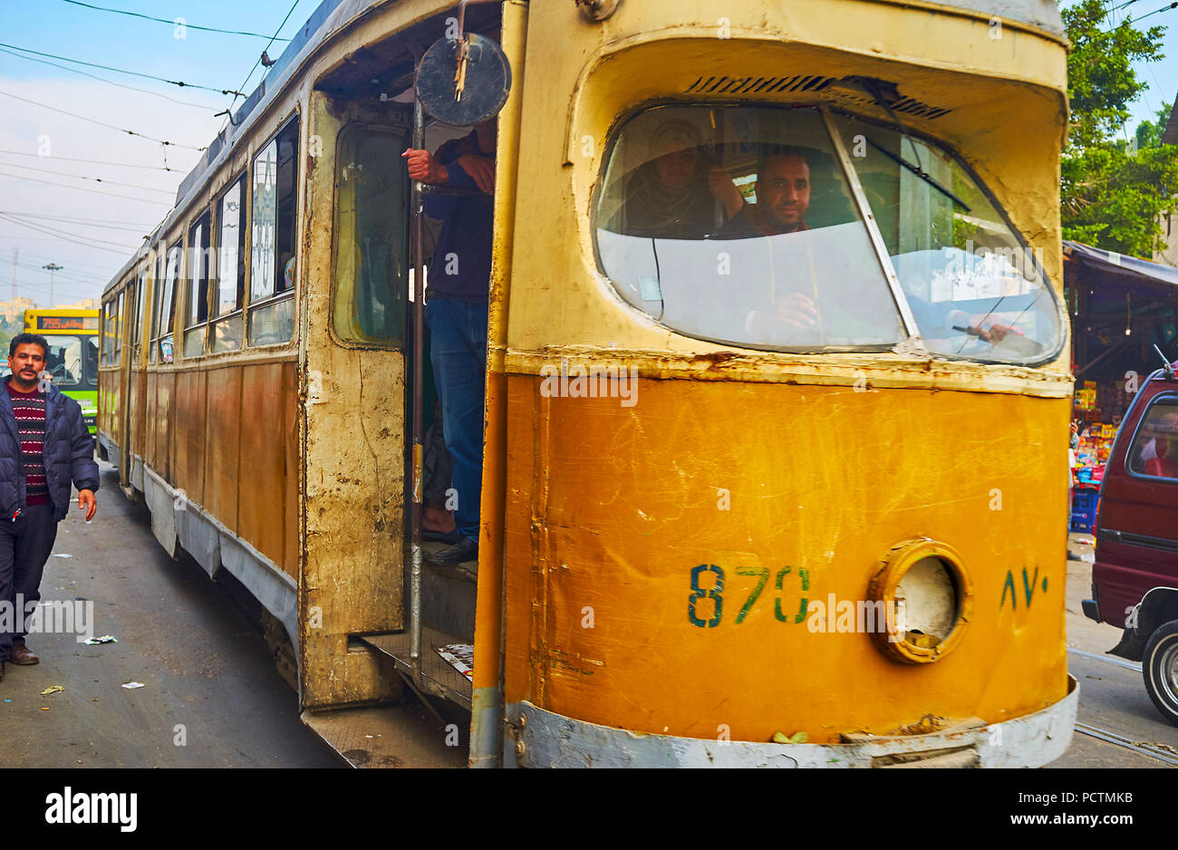 ALEXANDRIA, Ägypten - Dezember 18, 2017: Die alten gelben Straßenbahn von Al Madina line wartet die Fahrgäste, die auf der Station auf Sharif Avenue, am 18. Dezember in einer Stockfoto