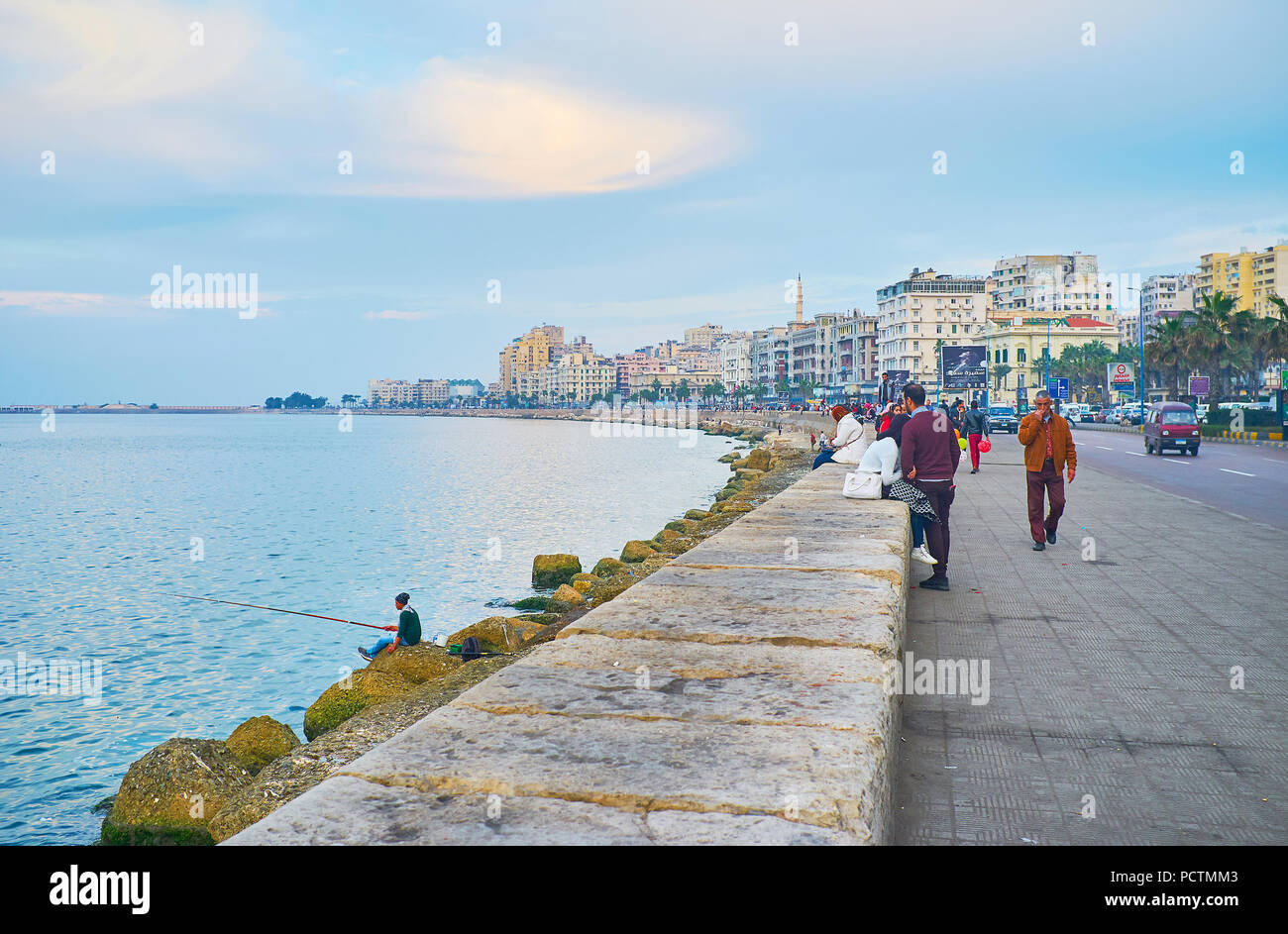 ALEXANDRIA, Ägypten - Dezember 18, 2017: Strandpromenade Corniche ist die beliebteste Stadt Lage für Spaziergänge, Menschen der Küste genießen, historische ma Stockfoto