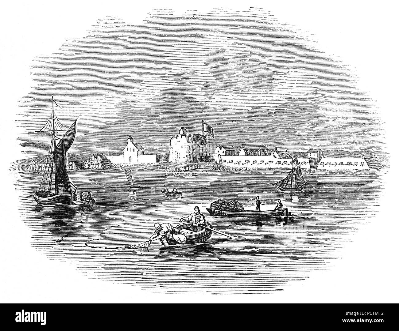 Fischerboote neben Tilbury Fort, auch historisch als Thermitage Bollwerk und der Westen Tilbury Blockhaus, eine Artillerie fort am Nordufer der Themse in Essex, England bekannt. Die früheste Version der fort, bestehend aus einem kleinen Blockhaus mit Artillerie, die den Fluss, wurde von König Henry VIII gebaut London gegen Angriffe von Frankreich als Teil seines Geräts zu schützen. Es wurde verstärkt, während der 1588 spanische Armada invasion Schrecken, nach denen es mit Erdarbeiten bastion verstärkt wurde. Stockfoto