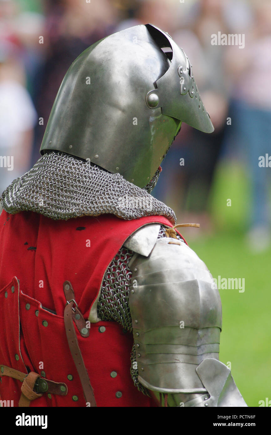 Mittelalterliche Ritter in Rüstung aus Stahl steht mit seiner zurück Stockfoto