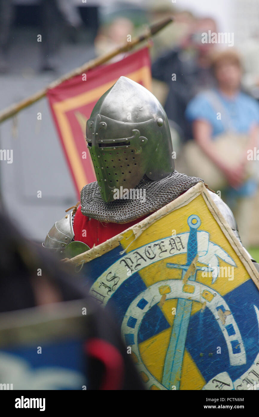 Mittelalterliche Ritter in Stahl und Eisen Rüstung Helm Stockfoto