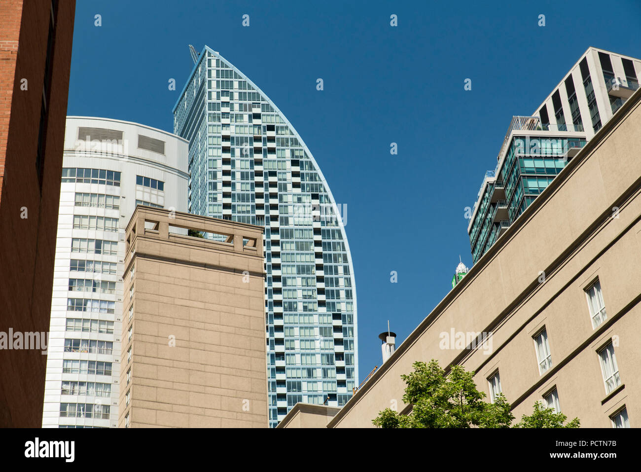 Toronto, Ontario, Kanada. Architektonische Vielfalt entlang der Esplanade östlich von der Yonge Street im Sommer. Stockfoto