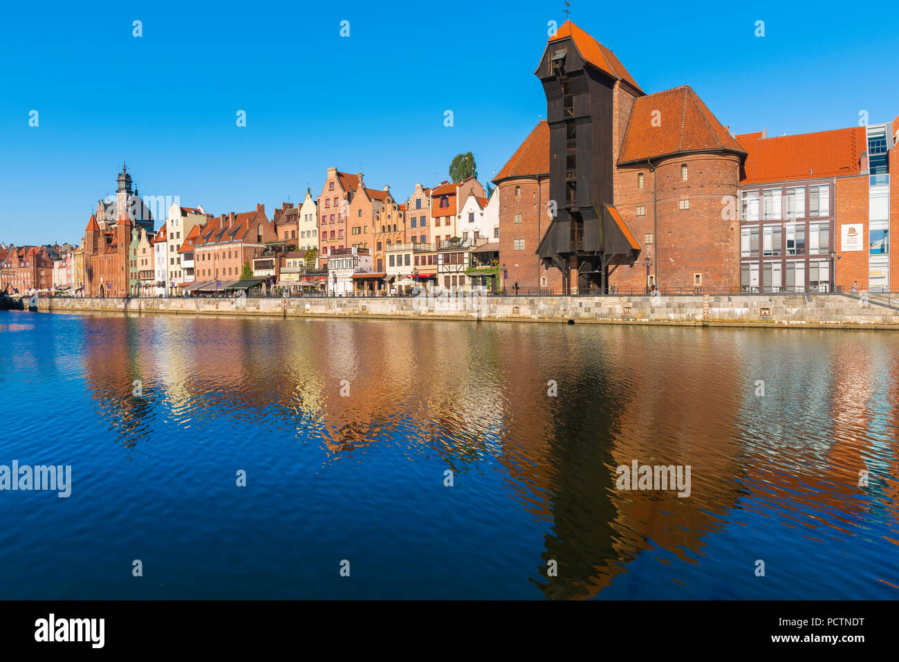 Danziger Hafen, Blick auf die Zuraw - der größte mittelalterliche Kran in Europa, der am Fluss Motlawa in der Altstadt von Danzig, Polen, liegt. Stockfoto
