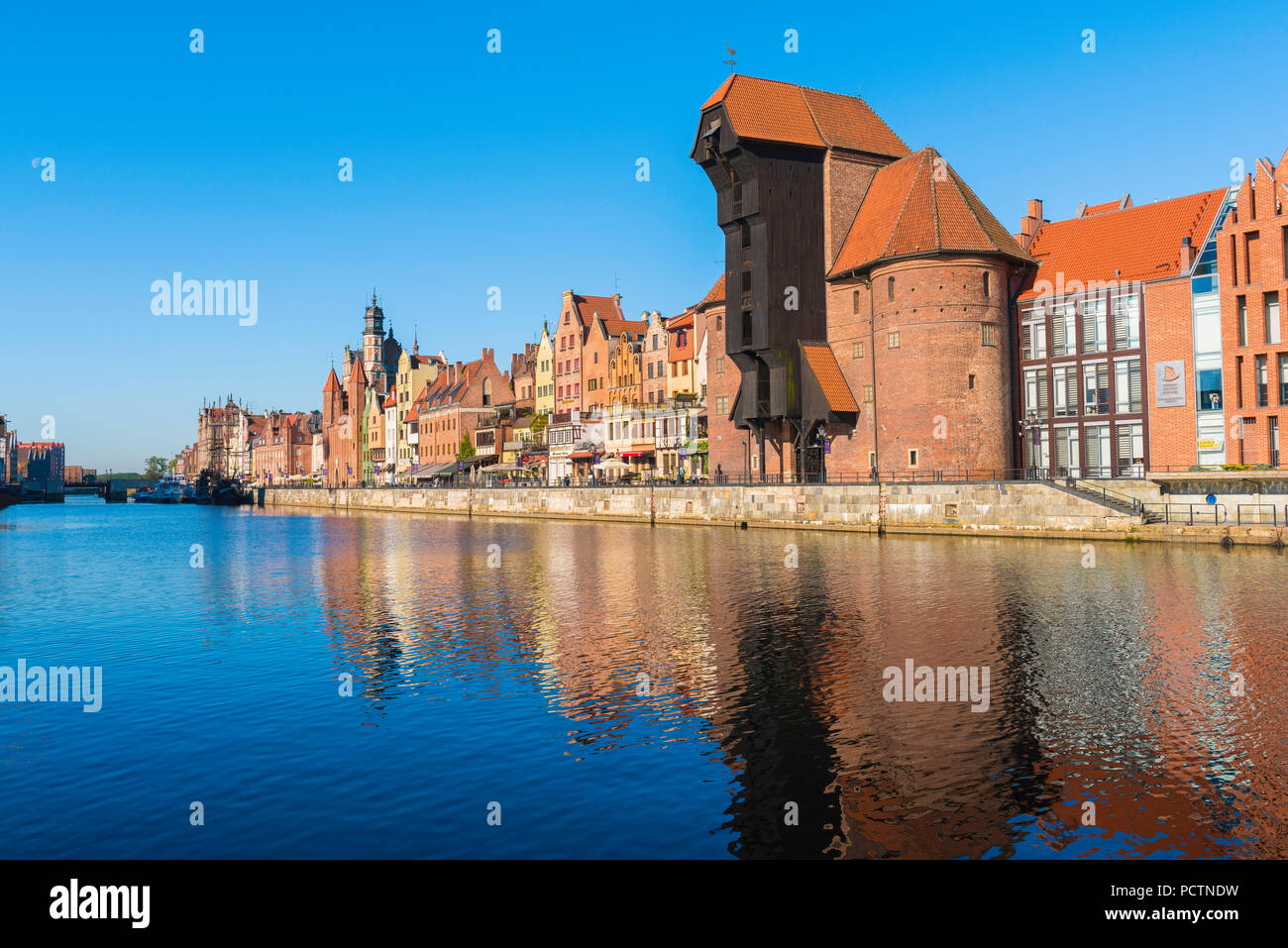 Krantor Zuraw, Ansicht der Zuraw - die größte mittelalterliche Kran in Europa neben der Mottlau in der Altstadt von Danzig, Polen stationiert. Stockfoto