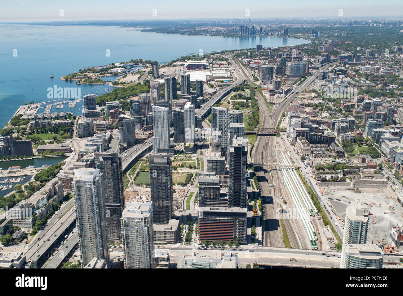 Toronto, Ontario, Kanada. Blick nach Westen von der Oberseite der CN Tower entlang des Lake Ontario in Richtung Etobicoke und Mississauga. Gardiner Expressway beginnt unten links. Stockfoto