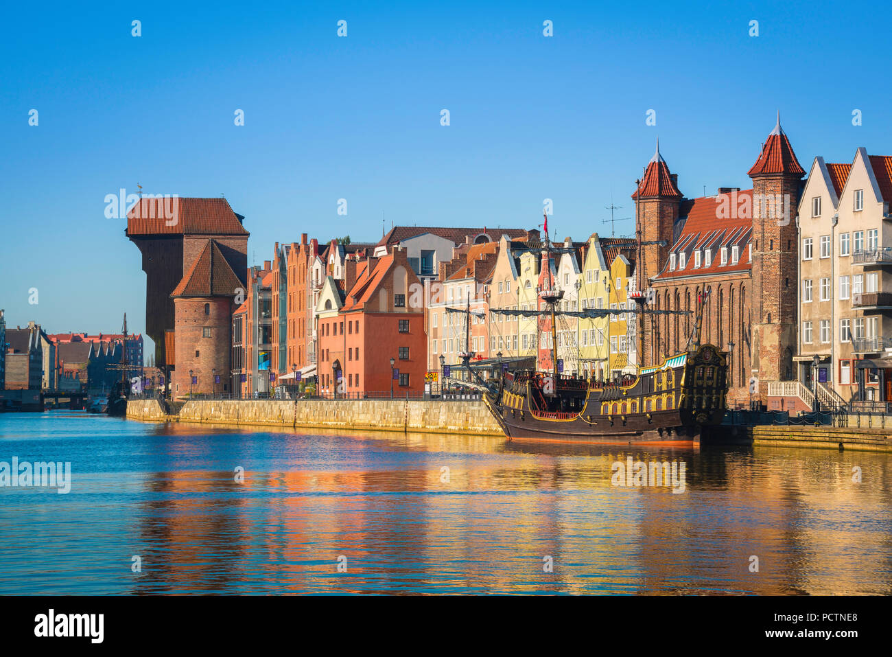 Polen reisen, Blick bei Sonnenaufgang auf die historische Altstadt Waterfront im Zentrum von Danzig, Pommern, Polen. Stockfoto