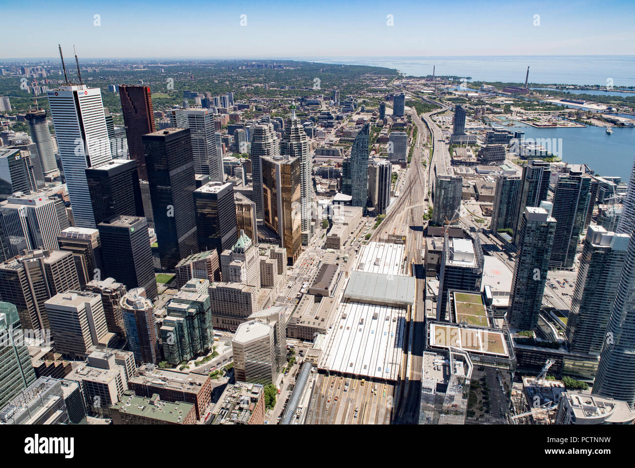 Toronto, Ontario, Kanada. Blick nach Osten von der Oberseite der CN Tower in Richtung Scarborough und Häfen am Lake Ontario im Sommer; Union Station Mitte unten. Stockfoto